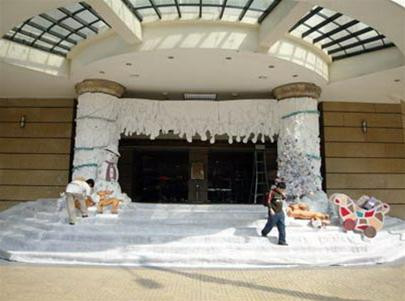 Tràng Tiền Plaza với đối tác mới sẽ thành công hay không, thành công đến mức nào, thời gian sẽ trả lời. Nhưng câu chuyện thất bại trước đó cho thấy, để khai thác hiệu quả các trung tâm thương mại, dù nơi đó có vị trí đắc địa, là không hề đơn giản. Ảnh: Tuổi trẻ.