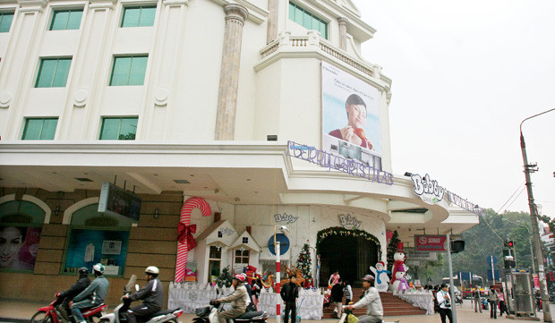 Thông tin trên báo Đầu tư chứng khoán, sau 4 năm đóng cửa, tới đây Tràng Tiền Plaza sẽ khai trương trở lại với diện mạo và phong cách hoàn toàn mới.