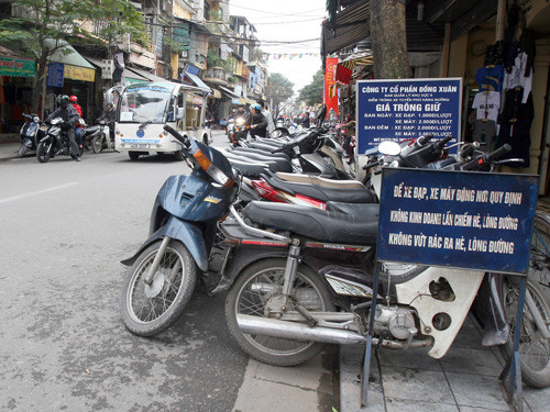 Phó Thủ tướng chỉ đạo Hà Nội tiếp tục thực hiện quyết liệt hơn nữa các biện pháp giảm ùn tắc và tai nạn giao thông như việc khắc phục tình trạng không đồng bộ kết cấu hạ tầng; phương tiện giao thông công cộng chưa đảm bảo; xử lý nghiêm tình trạng đua xe trái phép. Phó Thủ tướng cũng yêu cầu Hà Nội duy trì phân làn các phương tiện trên các tuyến phố và tiếp tục phân làn các tuyến đường chính có lưu lượng giao thông cao. Ảnh: Thanh niên