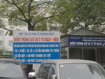 “Hà Nội phải xây dựng nhiều điểm đỗ xe hơn nữa phục vụ người dân. Bên cạnh đó phải sắp xếp lại các điểm trông giữ phương tiện đảm bảo mỹ quan đô thị nhất là khu vực trung tâm. Không để lấn chiếm hè phố lòng đường kinh doanh trái phép”, Phó Thủ tướng Nguyễn Xuân Phúc nhấn mạnh. Ảnh: Dân trí