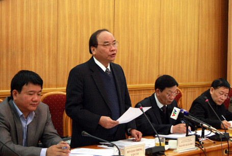 Thông tin trên Dân trí, sáng nay 20/2, Phó Thủ tướng Nguyễn Xuân Phúc cùng lãnh đạo Bộ ngành làm việc với Hà Nội bàn về những biện pháp giải quyết vấn đề ùn tắc và tai nạn giao thông. Tại đây, Phó Thủ tướng cho rằng chủ trương cấm đừng đỗ phương tiện ở 262 tuyến phố là hoàn toàn đúng đắn. Tuy nhiên, Hà Nội phải có biện pháp khắc phục tình trạng thiếu bãi đỗ xe cho nhân dân.