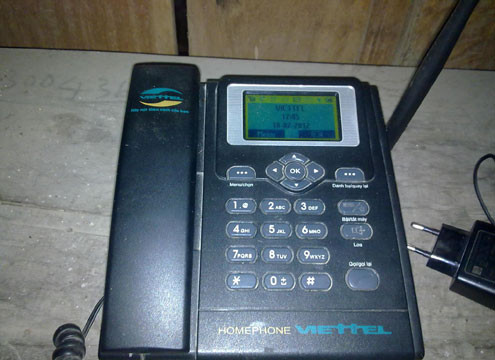 Cũng thông tin trên VnExpress, những ngày gần đây, thông tin ông Hà Phi Học - người dân tộc Thái, Trưởng bản Huồi Muộng xã Đồng Văn huyện Quế Phong (Nghệ An) trúng thưởng 180 triệu đồng trong chương trình quay số may mắn của tổng đài điện thoại lan khắp làng trên, bản dưới. Trước đó, ngày 15/2, chiếc máy bàn không dây Viettel của nhà ông Học đổ chuông, màn hình báo số máy 01666934XXX. Một người tự nhận là người của Tổng công ty viễn thông Quân đội Viettel thông báo ông đã nhận được giải thưởng với tổng trị giá 180 triệu đồng trong chương trình quay số ngẫu nhiên. Cơ cấu giải thưởng bao gồm một xe máy SH trị giá 110 triệu đồng và 70 triệu đồng tiền mặt. Ảnh: VnExpress.