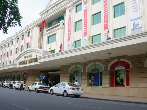 Sự thất bại của Tràng Tiền Plaza trước đây được tổng kết do vận hành, quản lý yếu kém của chủ đầu tư là Công ty TNHH Tràng Tiền. Có vị trí đắc địa bậc nhất Hà Nội, song nơi đây được ví như cửa hàng bách hóa thời bao cấp hoặc những chợ bán lẻ bình dân. Hàng hóa nghèo nàn, phẩm cấp chất lượng, giá cả không đảm bảo. Hoạt động èo uột cho kết quả tất yếu là hiệu quả kinh tế thấp. Trước thực trạng đó, chủ sở hữu vốn nhà nước tại công ty trên đã yêu cầu phải có sự tái cấu trúc. Tràng Tiền Plaza đóng cửa, một đề bài với hiệu quả kinh tế đặt lên hàng đầu được đưa ra, các phương án đầu tư, kinh doanh được xây dựng, trong đó có ý kiến đóng góp của UBND TP. Hà Nội. Ảnh: Dothi.net.