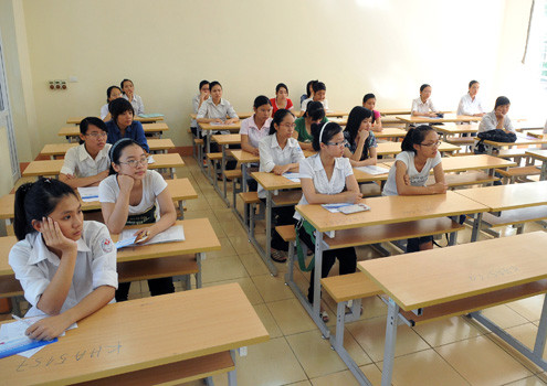 Còn ông Đặng Đình Quý, Giám đốc Học viện Ngoại giao thông tin, ngành Chính trị quốc tế sẽ tuyển sinh thêm khối A1. Cách tính điểm vào trường năm nay cũng thay đổi. Theo đó, tất cả khối thi đều có điểm chuẩn chung, sau đó các em sẽ được xếp theo ngành mình lựa chọn, nếu không đủ điểm vào ngành đó sẽ được xếp vào các ngành tiếp theo. Như vậy sẽ không còn trường hợp điểm cao nhưng vẫn không đỗ như những năm trước. Ảnh: VnExpress.