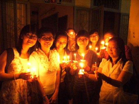 Ở Việt Nam, trong những năm trước, chỉ trong một giờ tắt đèn, điện năng tiêu thụ cũng đã giảm đi rõ rệt. Theo kết quả theo dõi từ Trung tâm điều độ hệ thống điện Quốc gia, trong 60 phút tắt đèn của “Giờ Trái đất 2011” điện năng tiết kiệm được là 400.000kwh, tương đương với khoảng 500 triệu đồng (tính theo giá điện bình quân năm 2011 là 1.242 đồng/kwh). Ảnh: vtv6.vn.