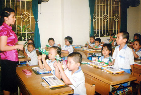 Đối tượng được hưởng phụ cấp thâm niên là nhà giáo trong biên chế, đang giảng dạy, giáo dục trong các cơ sở giáo dục công lập được nhà nước cấp kinh phí hoạt động. Ước tính có hơn 1 triệu nhà giáo được hưởng chế độ phụ cấp thâm niên theo quy định. Ảnh: Thông tấn xã.