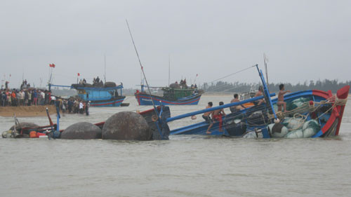 Khu vực tàu bị nạn nằm trong vùng ảnh hưởng của áp thấp nhiệt đới, điều kiện thời tiết rất bất lợi, sóng cấp 6, cấp 7, giật trên cấp 8, biển động rất mạnh. Tàu không có khả năng điều động, trong tình trạng hết sức nguy hiểm đến tính mạng các thuyền viên. Ảnh minh họa: VOV