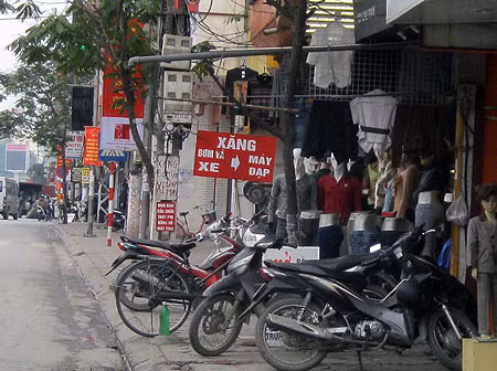 Báo Dân trí đưa tin, Cục Quản lý thị trường tuyên bố siết chặt hoạt động buôn bán xăng ngoài luồng để hạn chế tình trạng cháy xe máy do liên quan đến chất lượng xăng. Nhưng đến thời điểm này tình hình vẫn dậm chân tại chỗ, trên nhiều tuyến phố Hà Nội xăng dạo vẫn bán công khai. Báo Dân trí đưa tin, Cục Quản lý thị trường tuyên bố siết chặt hoạt động buôn bán xăng ngoài luồng để hạn chế tình trạng cháy xe máy do liên quan đến chất lượng xăng. Nhưng đến thời điểm này tình hình vẫn dậm chân tại chỗ, trên nhiều tuyến phố Hà Nội xăng dạo vẫn bán công khai.