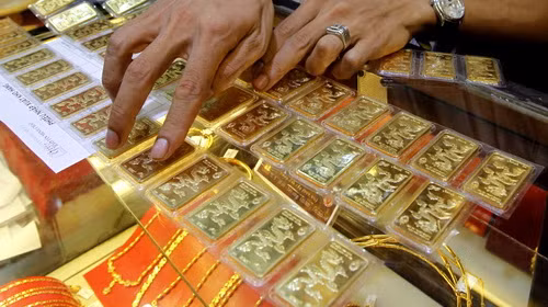 Tuổi trẻ Online đưa tin, sáng 20-2, giá vàng trong nước tăng 100.000 đồng/lượng sau nhiều phiên lình xình ở mức 44,7 triệu đồng/lượng trong tuần qua. Giá vàng trong nước tăng nhẹ, trong khi giao dịch phiên châu Á tăng đến 12 USD/ounce. Ảnh minh họa: Reuters Tuổi trẻ Online đưa tin, sáng 20-2, giá vàng trong nước tăng 100.000 đồng/lượng sau nhiều phiên lình xình ở mức 44,7 triệu đồng/lượng trong tuần qua. Giá vàng trong nước tăng nhẹ, trong khi giao dịch phiên châu Á tăng đến 12 USD/ounce. Ảnh minh họa: Reuters