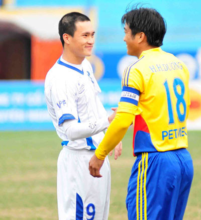 Chưa ghi bàn sau 5 vòng đấu, Công Vinh quyết định xuống tóc tìm vận may.