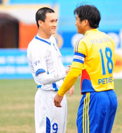 Chưa ghi bàn sau 5 vòng đấu, Công Vinh quyết định xuống tóc tìm vận may. Chưa ghi bàn sau 5 vòng đấu, Công Vinh quyết định xuống tóc tìm vận may.