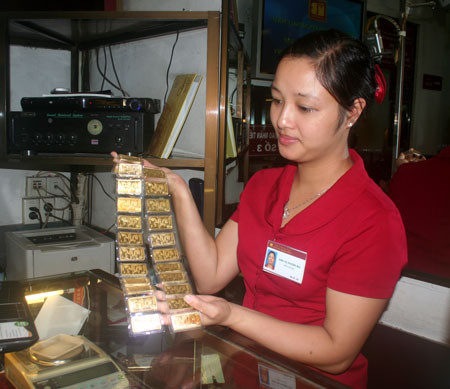 Tại thị trường TP.HCM, giá vàng SJC mua vào ở mức 44,6 triệu đồng/lượng, bán ra 44,8 triệu đồng/lượng; vàng SBJ mua vào 44,4 triệu đồng/lượng, bán ra 44,8 triệu đồng/lượng; vàng PNJ mua vào 44,6 triệu đồng/lượng, bán ra 44,7 triệu đồng/lượng. Ảnh minh họa: Dân trí