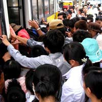 Hành khách khổ sở để chen được một chỗ lên xe buýt. Hành khách khổ sở để chen được một chỗ lên xe buýt.