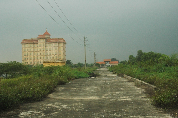 Phí bên trong trường ĐH Hà Hoa Tiên vẫn là những phòng học bỏ trống và những sân chơi đầy cỏ dại Phí bên trong trường ĐH Hà Hoa Tiên vẫn là những phòng học bỏ trống và những sân chơi đầy cỏ dại