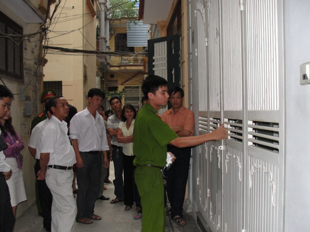 Công an niêm phong một căn nhà của con nợ bị vỡ nợ hàng trăm tỷ trên địa bàn Hà Nội Công an niêm phong một căn nhà của con nợ bị vỡ nợ hàng trăm tỷ trên địa bàn Hà Nội