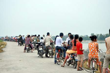 Nhiều người dân Thái Bình hiếu kỳ đã đến xem rất đông Nhiều người dân Thái Bình hiếu kỳ đã đến xem rất đông