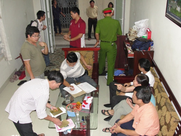 Cơ quan Công an khám xét nhà ở của con nợ vụ vỡ nợ khủng ở Cầu Giấy. Cơ quan Công an khám xét nhà ở của con nợ vụ vỡ nợ khủng ở Cầu Giấy.