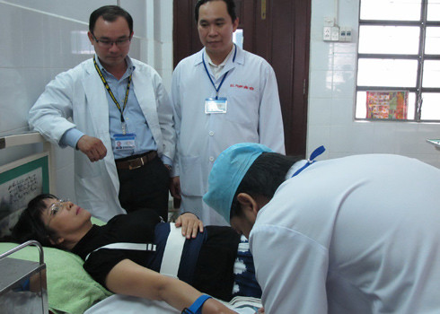 Không thể ngồi để viết, ca sĩ Ánh Tuyết nhờ một người bạn chấp bút.