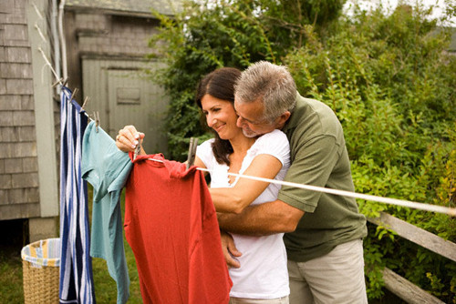 Nàng bảo lão hâm hấp, có vợ rồi mà ra đường thấy gái, chả chừa già trẻ, là đưa tay chít véo, khiến nàng bị bôi nhọ. (ảnh minh họa)