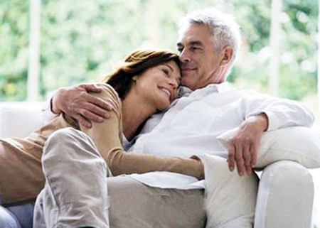 Cô gái cười, kể mình tên là Nhơn, quê ở An Giang, do cha mẹ buôn bán thua nợ lão Thảo 10 cây vàng, cô đến đây làm việc trả nợ chứ không bán thân. (ảnh minh họa)