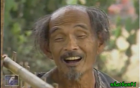 Người hâm mộ phim Đất phương Nam hẳn không ai quên được hình ảnh ông Ba Ngù đã từng cưu mang cậu bé An khi ông Sơn Đông bị bắt. Người hâm mộ phim Đất phương Nam hẳn không ai quên được hình ảnh ông Ba Ngù đã từng cưu mang cậu bé An khi ông Sơn Đông bị bắt.