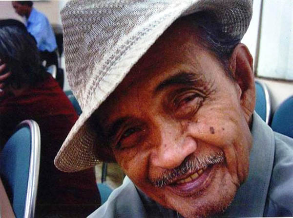 Hồ Kiểng 4 lần lấy vợ, có 4 mặt con nhưng cuối đời, ông vẫn sống đơn lẻ một mình. Hôm qua, hồi 16h, "Ông già Nam Bộ" đã trút hơi thở cuối cùng, từ giã cuộc đời lắm truân chuyên.Lễ viếng NSƯT Hồ Kiểng diễn ra lúc 10h, ngày 4/4 tại nhà Tang lễ TP.HCM. Hồ Kiểng 4 lần lấy vợ, có 4 mặt con nhưng cuối đời, ông vẫn sống đơn lẻ một mình. Hôm qua, hồi 16h, "Ông già Nam Bộ" đã trút hơi thở cuối cùng, từ giã cuộc đời lắm truân chuyên.Lễ viếng NSƯT Hồ Kiểng diễn ra lúc 10h, ngày 4/4 tại nhà Tang lễ TP.HCM.