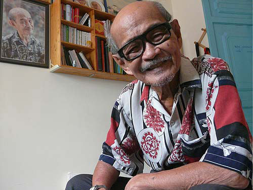 Tuy là một diễn viên gạo cội, song cuộc sống của Hồ Kiểng khá khó khăn. Ông gắn bó với căn phòng chưa đầy 15 mét vuông, đồ đạc đắt giá nhất trong nhà là chiếc quạt máy. Căn phòng ông sống chính là phòng chứa máy phát điện của khu tập thể Đài truyền hình TP HCM. Tuy là một diễn viên gạo cội, song cuộc sống của Hồ Kiểng khá khó khăn. Ông gắn bó với căn phòng chưa đầy 15 mét vuông, đồ đạc đắt giá nhất trong nhà là chiếc quạt máy. Căn phòng ông sống chính là phòng chứa máy phát điện của khu tập thể Đài truyền hình TP HCM.