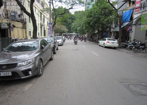 Nếu cấm các điểm trông giữ xe hiện nay dừng hoạt động, mà chưa có quy hoạch cụ thể về các điểm đỗ, gửi xe cho người dân vô hình sẽ khiến người dân gặp nhiều khó khăn trong việc “giải bài toán gửi xe”.