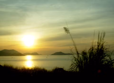 Ngỡ ngàng bình minh vịnh Nha Trang. (Ảnh chụp từ trong xe khách choàng tỉnh sau một giấc ngủ dài)