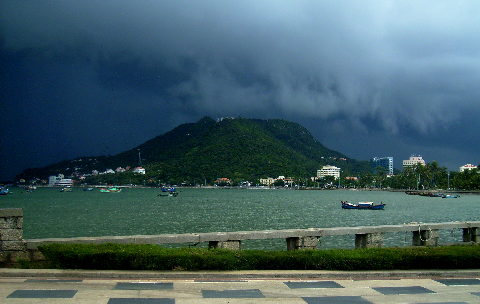 Tôi chưa có dịp đi hết chiều dài đất nước, nhưng tôi luôn cố gắng ghi lại hình ảnh một Việt Nam mến yêu, khi thì trên thuyền, lúc thì trên đường, hay chỉ đơn thuần là những cảm xúc dâng trào qua cửa kính ôtô. (Vũng Tàu một chiều dông bão)