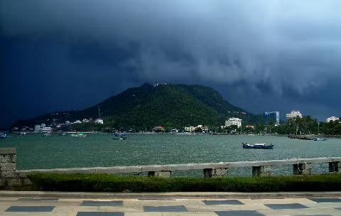 Tôi chưa có dịp đi hết chiều dài đất nước, nhưng tôi luôn cố gắng ghi lại hình ảnh một Việt Nam mến yêu, khi thì trên thuyền, lúc thì trên đường, hay chỉ đơn thuần là những cảm xúc dâng trào qua cửa kính ôtô. (Vũng Tàu một chiều dông bão)