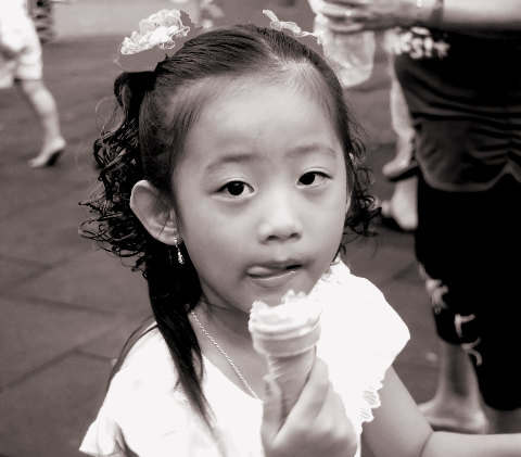 Thèm quá tuổi thơ ơi. Ảnh chụp cô bé dễ thương trong một buổi chiều tại công viên 23/9 TP HCM.