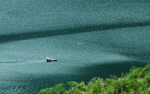 Con đò máy trên lòng hồ.