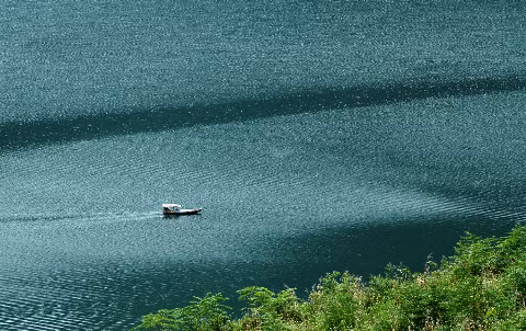 Con đò máy trên lòng hồ.