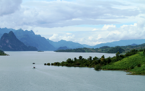 Lòng hồ mênh mông.