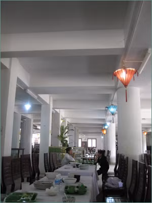 Khu vực ẩm thực trên núi Bái Đính. Nhà hang ăn sang trọng với những món ăn đặc sắc mang bản chất quê hương.