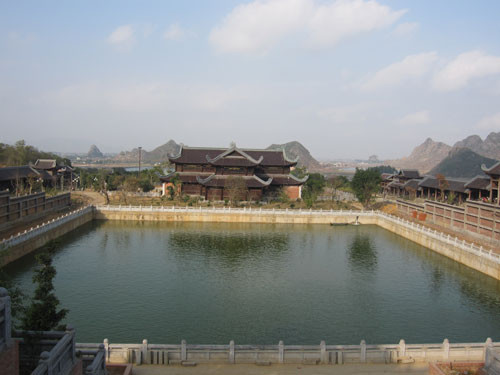 Chùa Bái Đính cũng là nơi tổ chức Đại lễ cung nghinh xá lợi Phật từ Ấn Độ về Việt Nam 2010. Các hạng mục xây dựng, mở rộng khu chùa mới được các đại biểu tham dự đại lễ Phật đản thế giới 2008 làm lễ khánh thành giai đoạn 1. Chùa nằm ở cửa ngõ phía tây khu di tích cố đô Hoa Lư, bên quốc lộ 38B, thuộc xã Gia Sinh – Gia Viên – Ninh Bình.