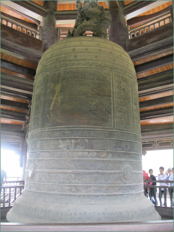 Chuông đồng nặng 36 tấn được đúc tại Huế.