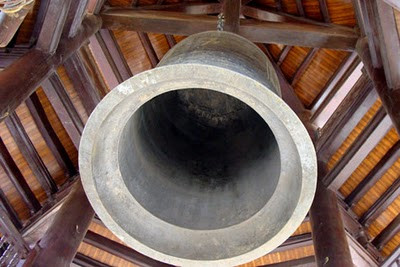 Chuông đồng nặng 36 tấn được đúc tại Huế.