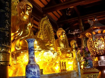 Trong điện Tam Thế có 3 pho tượng dát vàng đồ sộ, đẹp trang nghiêm, lộng lẫy. Mỗi pho tượng nặng 50 tấn, ngự trên 3 tòa sen.