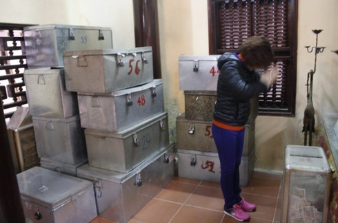 Rất nhiều thùng công đức, hòm sắt đựng chật tiền trong Đình Bà. Rất nhiều thùng công đức, hòm sắt đựng chật tiền trong Đình Bà.