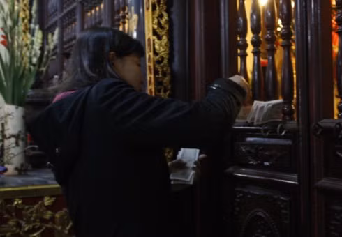 Một cảnh “hối lộ thánh thần” tại Đình - Chùa - Bia Bà (Hà Đông, Hà Nội)