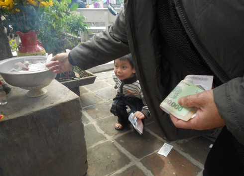Tại Đình Ứng Thiên (Đống Đa, Hà Nội), hai bên cửa đình là hai chậu đựng tiền. Người đi chùa vô tư ném tiền vào chậu. Tại Đình Ứng Thiên (Đống Đa, Hà Nội), hai bên cửa đình là hai chậu đựng tiền. Người đi chùa vô tư ném tiền vào chậu.