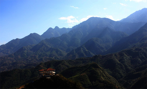 Núi đồi chìm trong sương sớm.