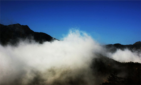 Núi, trời và mây.