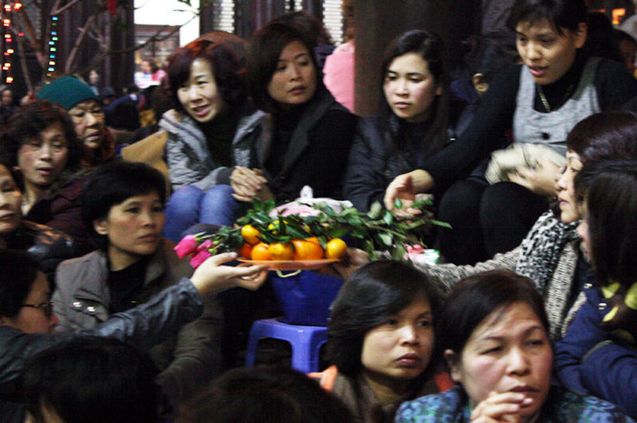 Hoặc nhờ người chuyển lễ vào Hoặc nhờ người chuyển lễ vào
