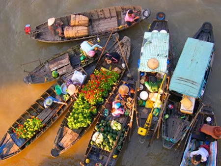 Chợ nổi ngày xuân nhìn từ trên cao.