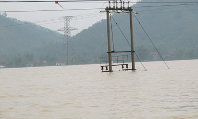 Trạm biến áp chìm trong lũ