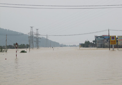 Quốc lộ 1A bị chia cắt vì nước lũ dâng quá cao