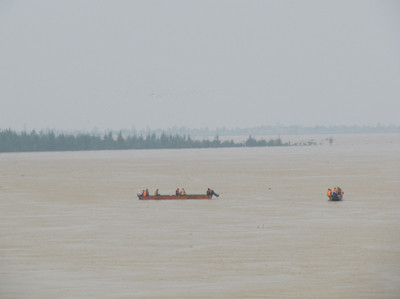 Lực lượng cứu hộ cứu nạn vẫn miệt mài dưới dòng sông Lam nước xoáy.